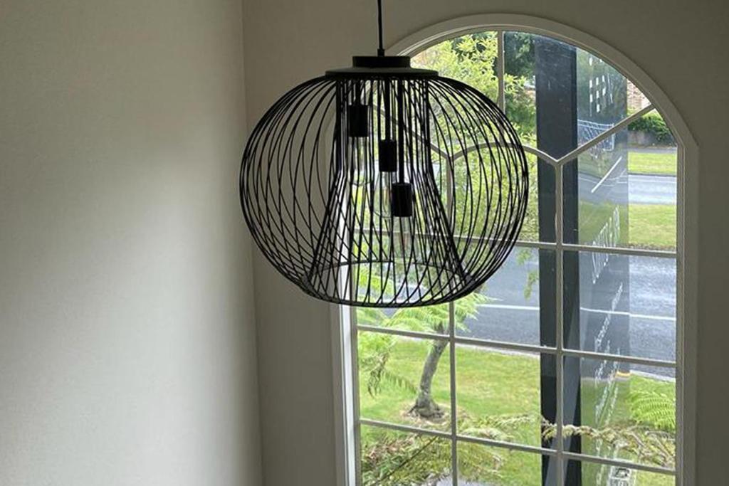 Silver Fern Rotorua Suites & Spa Eksteriør billede A pendant light