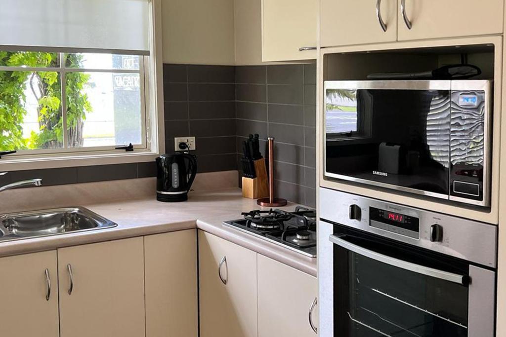 Silver Fern Rotorua Suites & Spa Eksteriør billede A modern Australian kitchen