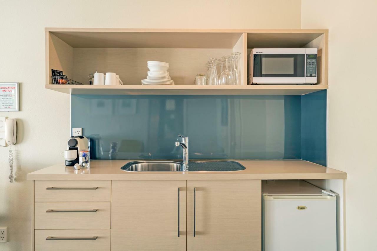 Silver Fern Rotorua Suites & Spa Eksteriør billede A kitchenette in a hotel room