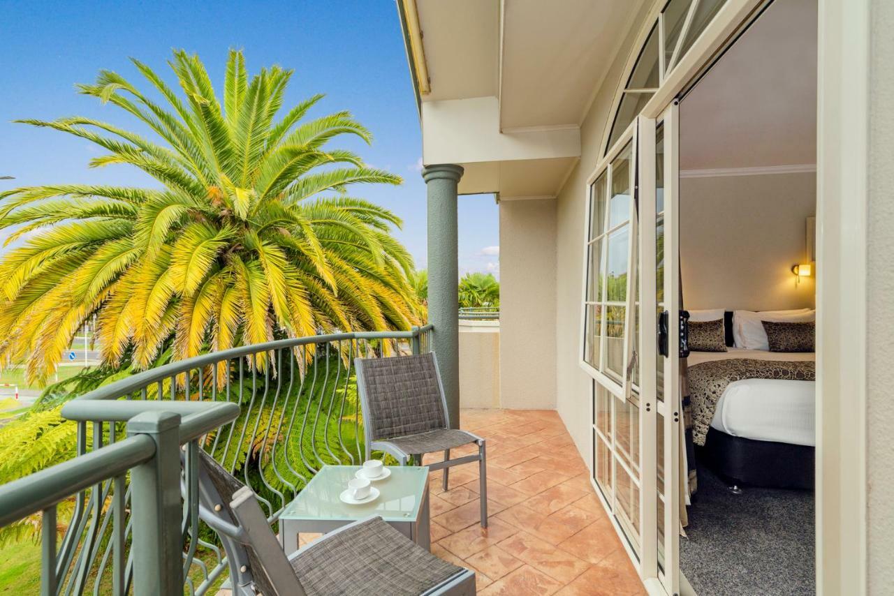 Silver Fern Rotorua Suites & Spa Eksteriør billede A balcony at the hotel