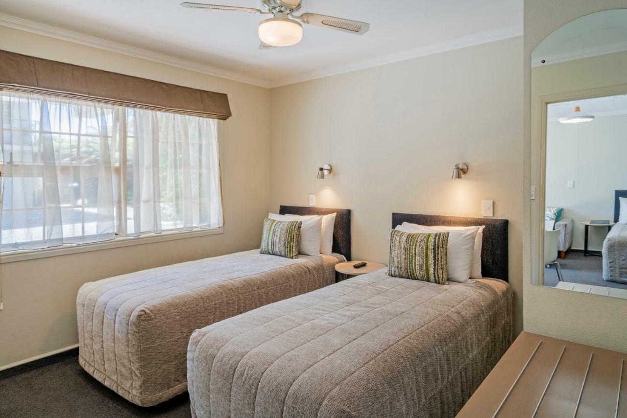 Silver Fern Rotorua Suites & Spa Eksteriør billede A typical bedroom at the hotel