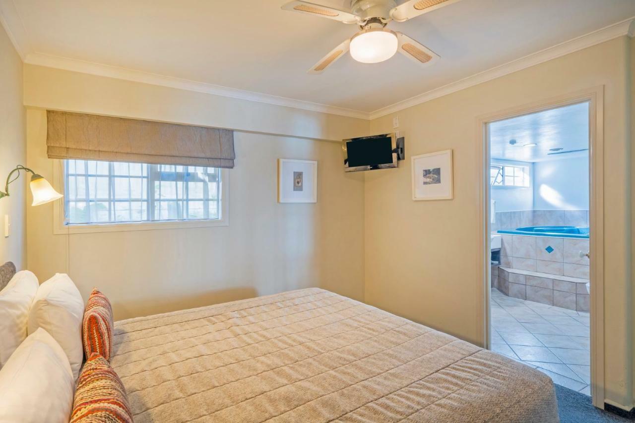 Silver Fern Rotorua Suites & Spa Eksteriør billede A bedroom at the hotel