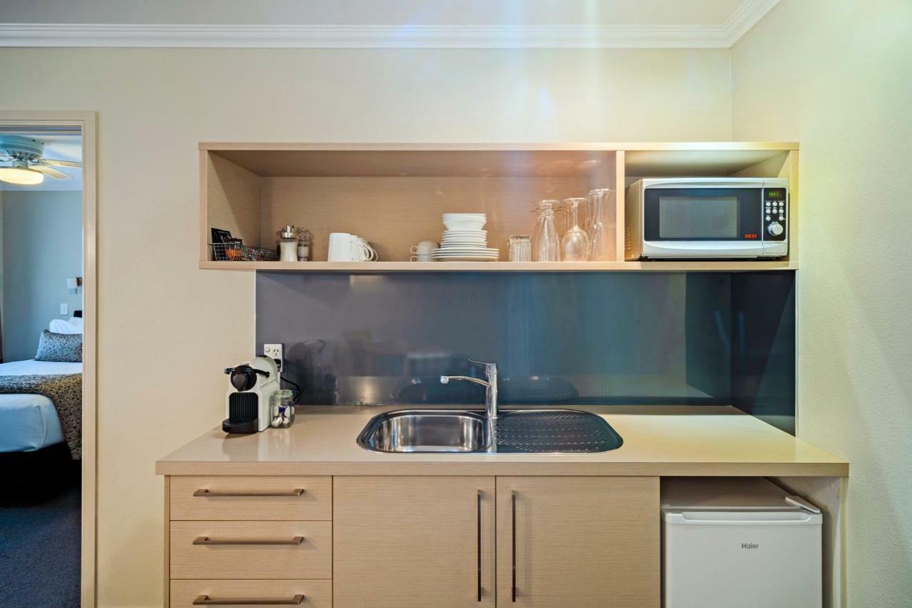 Silver Fern Rotorua Suites & Spa Eksteriør billede A kitchenette in a hotel room