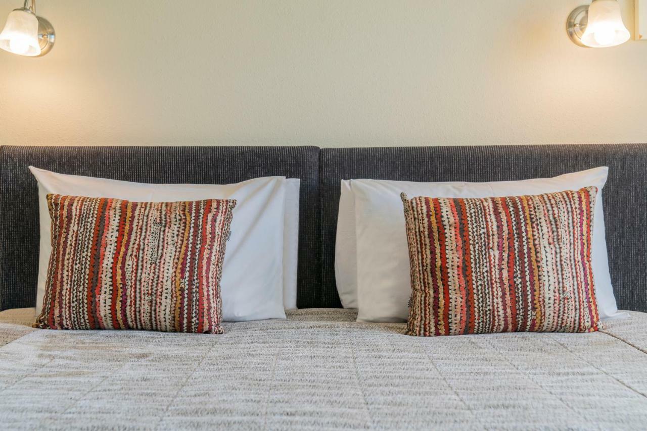 Silver Fern Rotorua Suites & Spa Eksteriør billede Two cushions on a bed